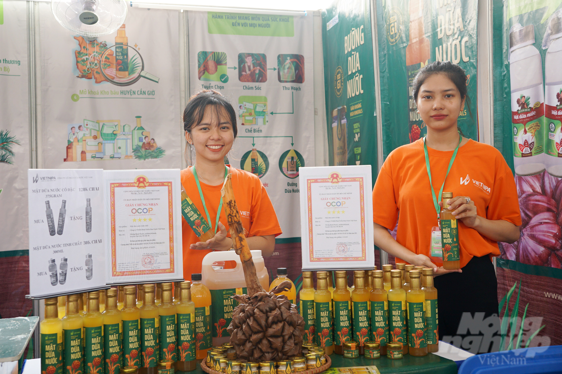 Sản phẩm OCOP 4 sao mật dừa nước nguyên chất và mật dừa nước cô đặc của Công ty TNHH Phát triển dừa nước Việt Nam (huyện Cần Giờ) tham gia giới thiệu, trưng bày tại nhiều hội chợ, triển lãm. Ảnh: Nguyễn Thủy.