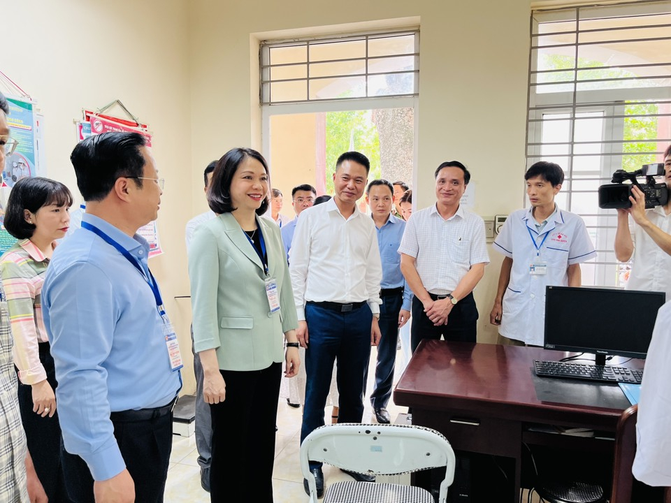 Phó Chủ tịch UBND TP Hà Nội Vũ Thu Hà đi kiểm tra công tác tổ chức thi tại các điểm thi trên địa bàn thành phố.