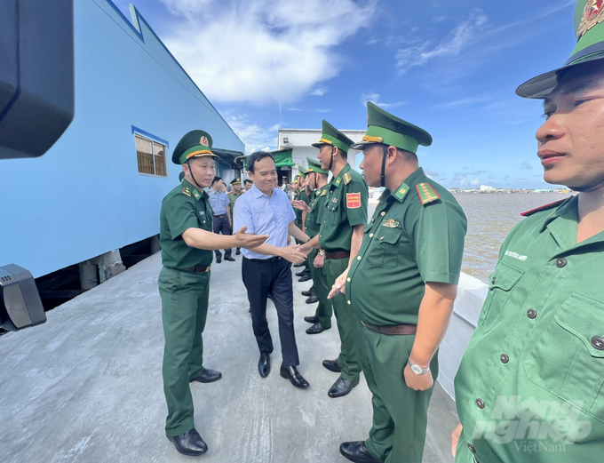 Deputy Prime Minister Tran Luu Quang visiting the Song Doc Border Guard Station. Photo: Trong Linh.