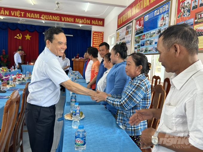 Deputy Prime Minister Tran Luu Quang visiting local fishermen. Photo: Trong Linh.