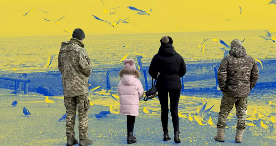 Ukrainian soldiers on leave stroll on Odesa's Langeron beach on February 3, 2023. Photo: David Gormezano / Studio Graphique FMM.