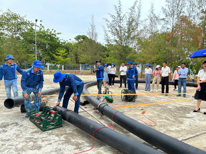 Công nhân và các chủ cơ sở nuôi thủy sản được tập huấn kỹ năng thiết lập cơ sở nuôi biển công nghiệp bằng lồng HDPE. Ảnh: Nguyễn Cơ.