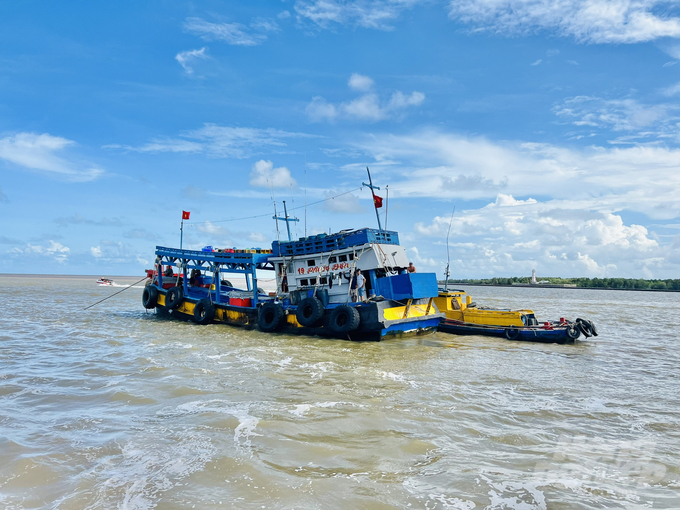 There were fewer fishing vessels violating international waters during the first half of the year. However, the situation remained problematic. Photo: Trong Linh.