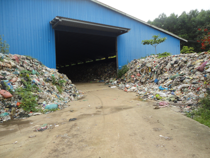 Nhà máy xử lý chất thải huyện Nghĩa Đàn mở cửa hoạt động, hàng ngày tiếp nhận hơn 50 tấn rác thải của dân. Ảnh: Hồ Quang.
