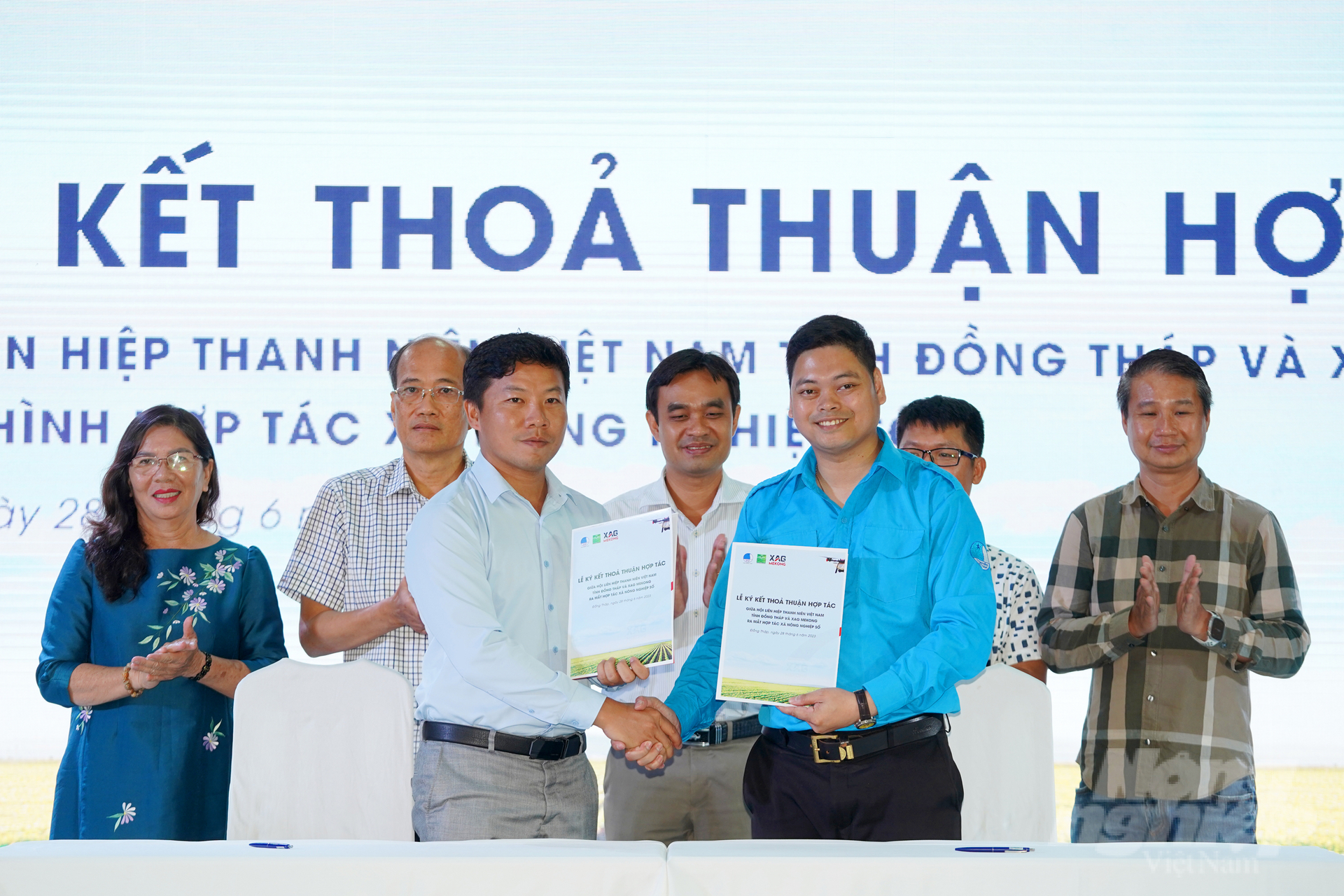 Công ty TNHH Xag Mekong thực hiện ký kết khởi động triển khai chương trình hoạt động chuyển đổi số nông nghiệp cho thanh niên nông thôn tại Đồng Tháp. Ảnh: Lê Hoàng Vũ.