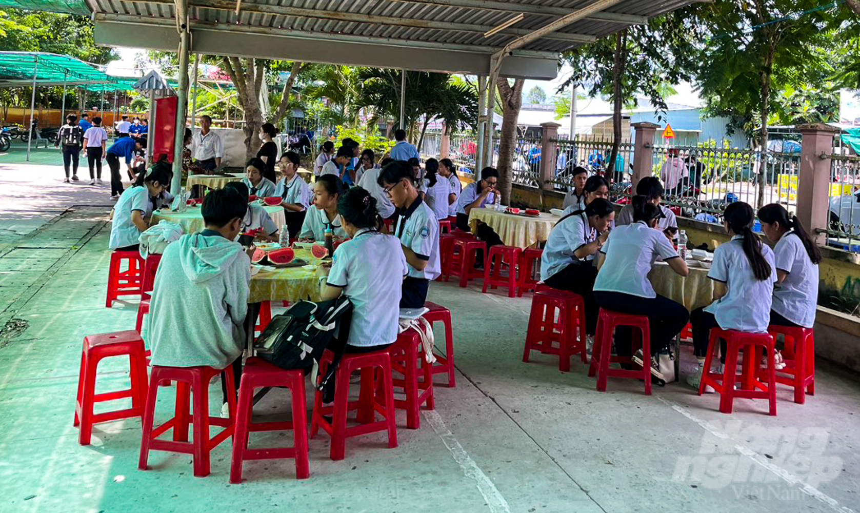 Tại điểm thi Trường THPT Phan Văn Trị, các thí sinh được bố trí điểm ăn trưa miễn phí ngay tại trường sau khi kết thúc buổi thi đầu tiên.