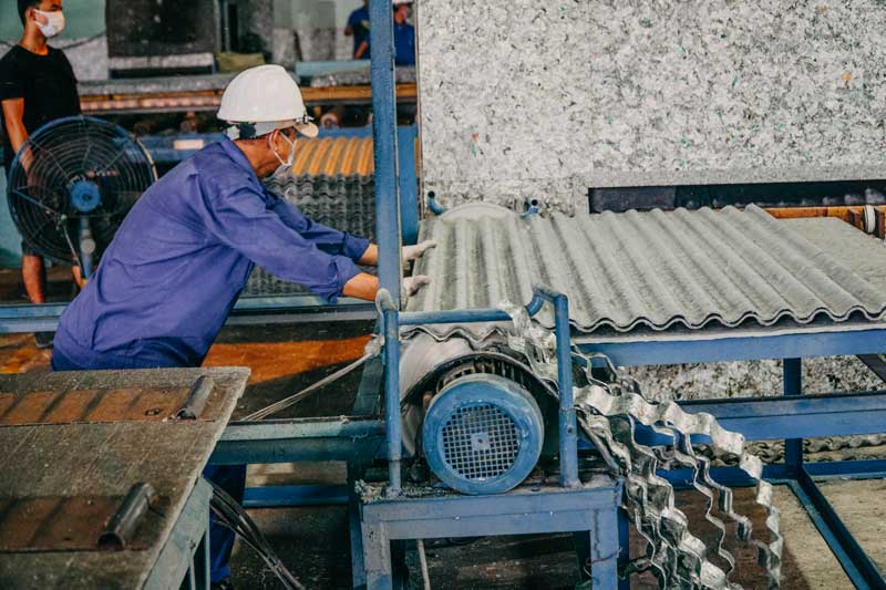 Tại Việt Nam, hoạt động tái chế bao bì giấy trở nên sôi động thời gian qua. Đối tượng tái chế chính là vỏ hộp sữa giấy.