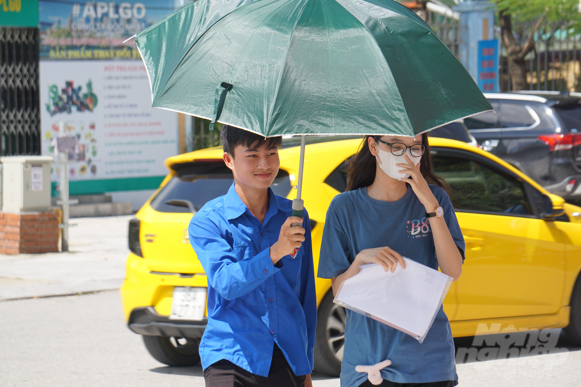 Thí sinh được sinh viên tình nguyện đón ngay tại cổng trường và hướng dẫn vào phòng thi. Ảnh: Quốc Toản.