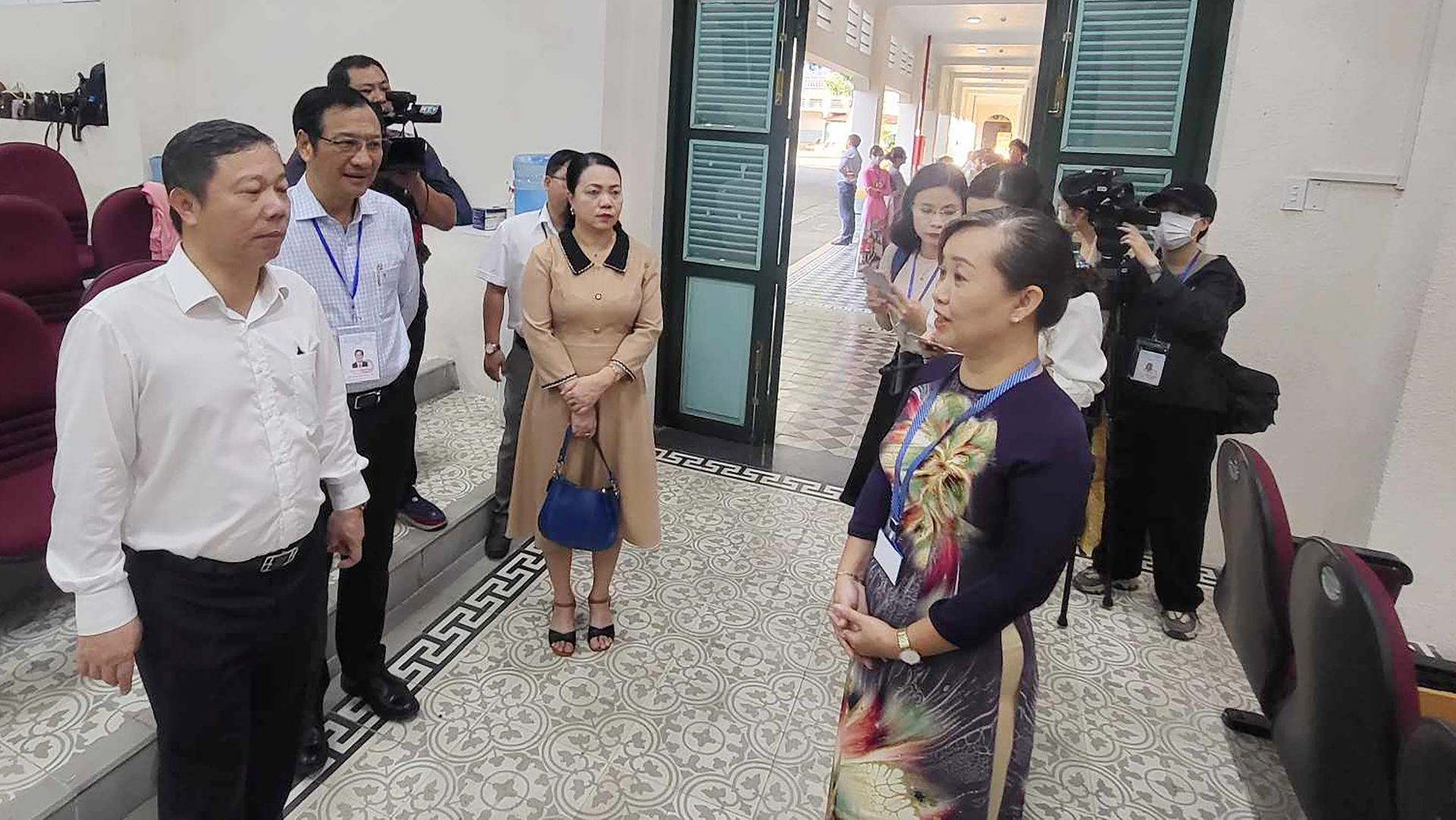 Phó Chủ tịch UBND TP.HCM Dương Anh Đức (ngoài cùng) kiểm tra công tác tổ chức thi tại điểm thi Trường THPT Lê Quý Đôn. 