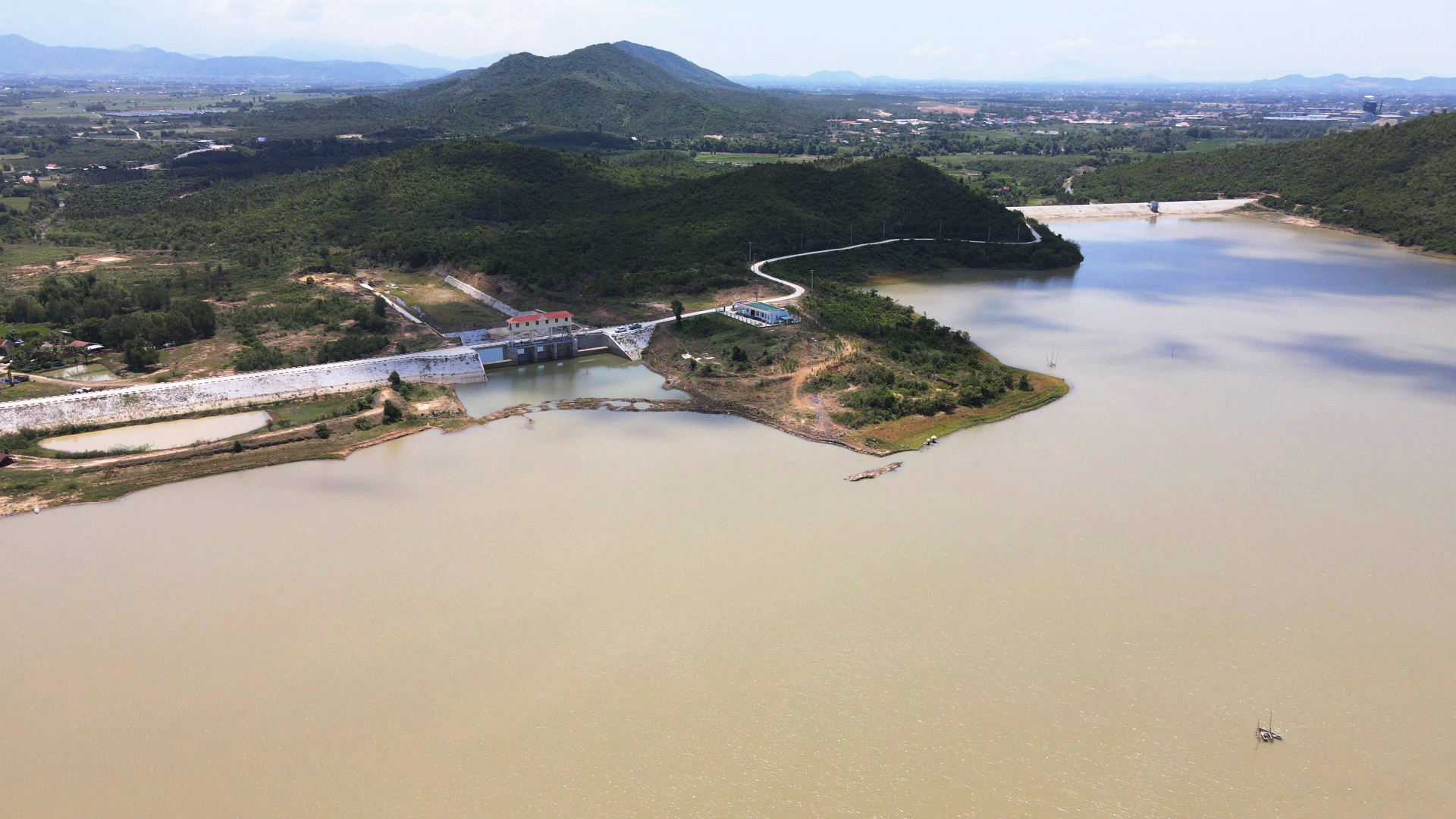 Hồ Suối Trầu hiện mực nước không đảm nước tưới cho sản xuất nông nghiệp tại các vùng ở xa hồ. Ảnh: KS.