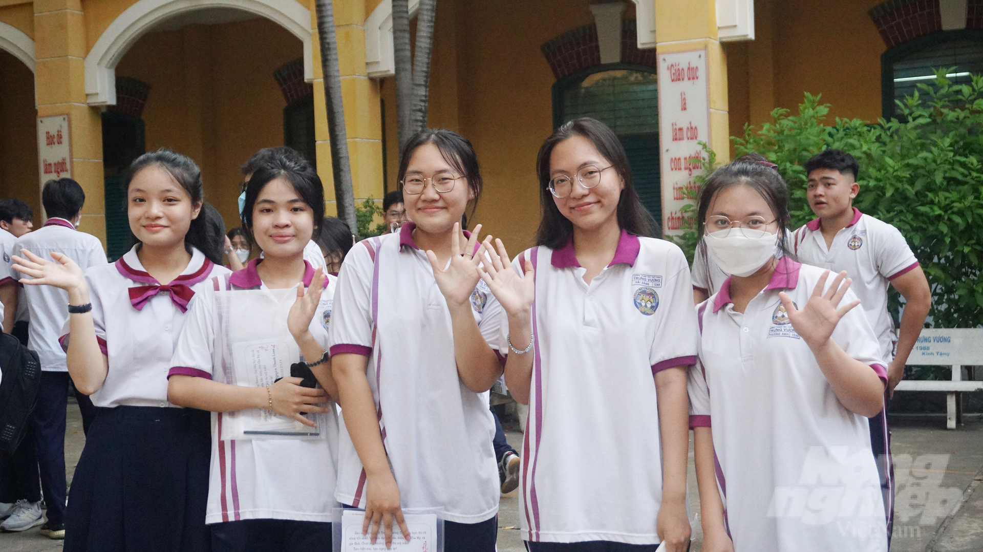 Mai Anh, học sinh lớp 12A11 Trường THPT Trưng Vương cùng các bạn trước khi bước vào Kỳ thi tốt nghiệp THPT. Ảnh: Nguyễn Thủy.