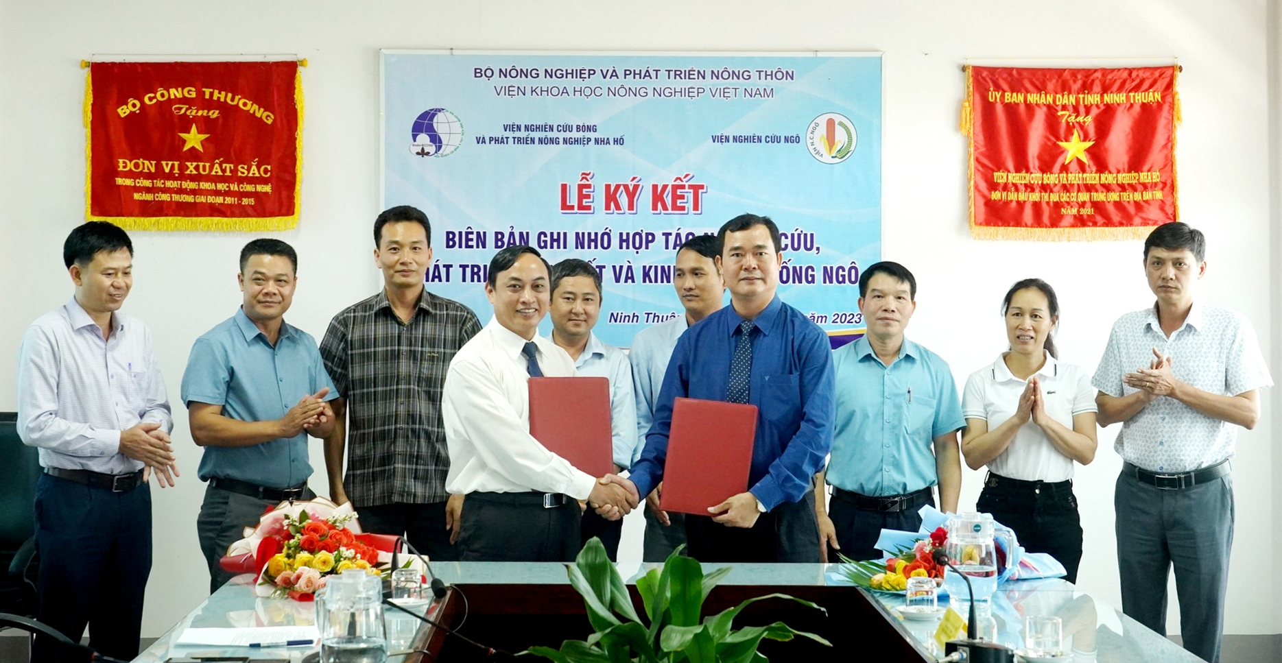 TS Mai Văn Hào, Viện trưởng Viện Nha Hố (trái) và lãnh đạo Viện Nghiên cứu Ngô ký kết Biên bản ghi nhớ hợp tác nghiên cứu, phát triển sản xuất và kinh doanh giống ngô. Ảnh: PV.