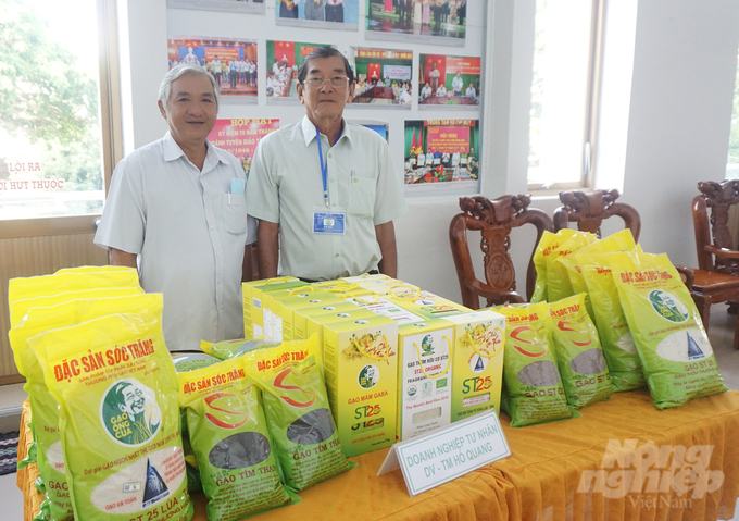 Engineer Ho Quang Cua (right) at the exhibition booth introducing Ong Cua Rice products. Photo: Huu Duc.