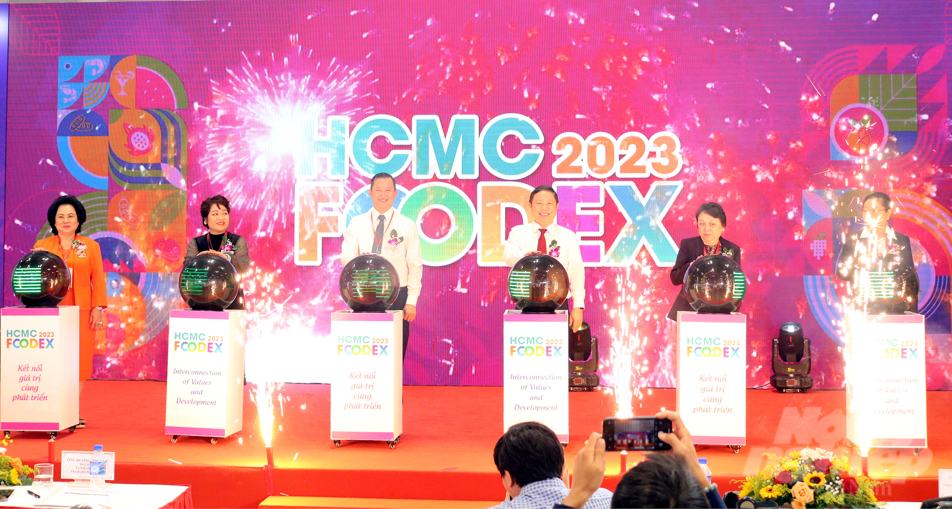 Lãnh đạo TP.HCM cùng lãnh đạo các sở ngành, hiệp hội cắt băng khai mạc HCMC Foodex 2023.