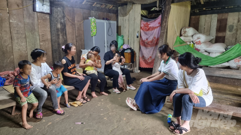 Em C (váy đen), người bị lừa đảo được hỗ trợ đưa về gia đình tại bản Mỏ Ba, xã Tân Long, huyện Đồng Hỷ. Ảnh: Toán Nguyễn.