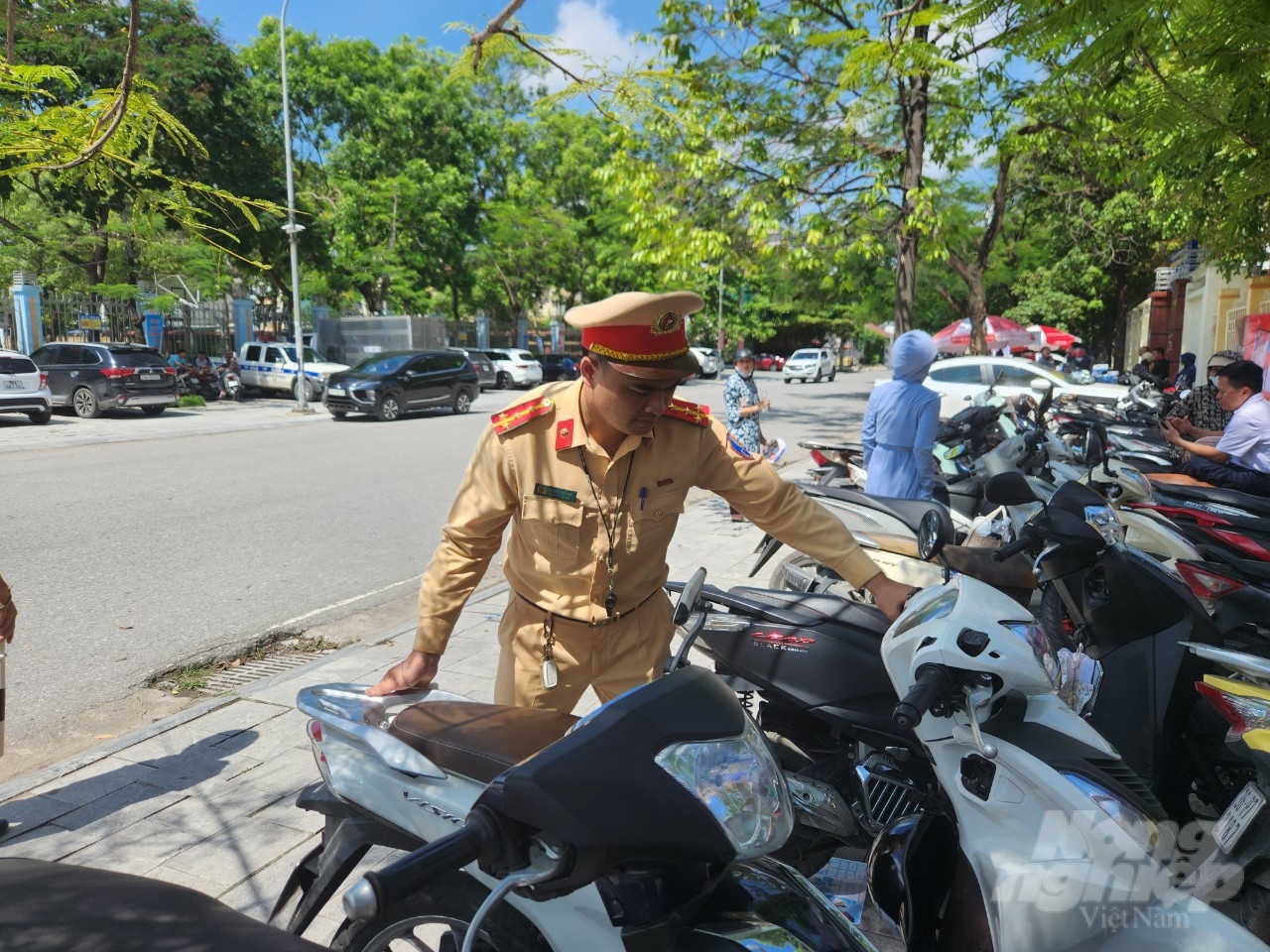 Cảnh sát giao thông có mặt tại các điểm thi để điều tiết giao thông, đảm bảo kỳ thi được an toàn. Ảnh: Quốc Toản.