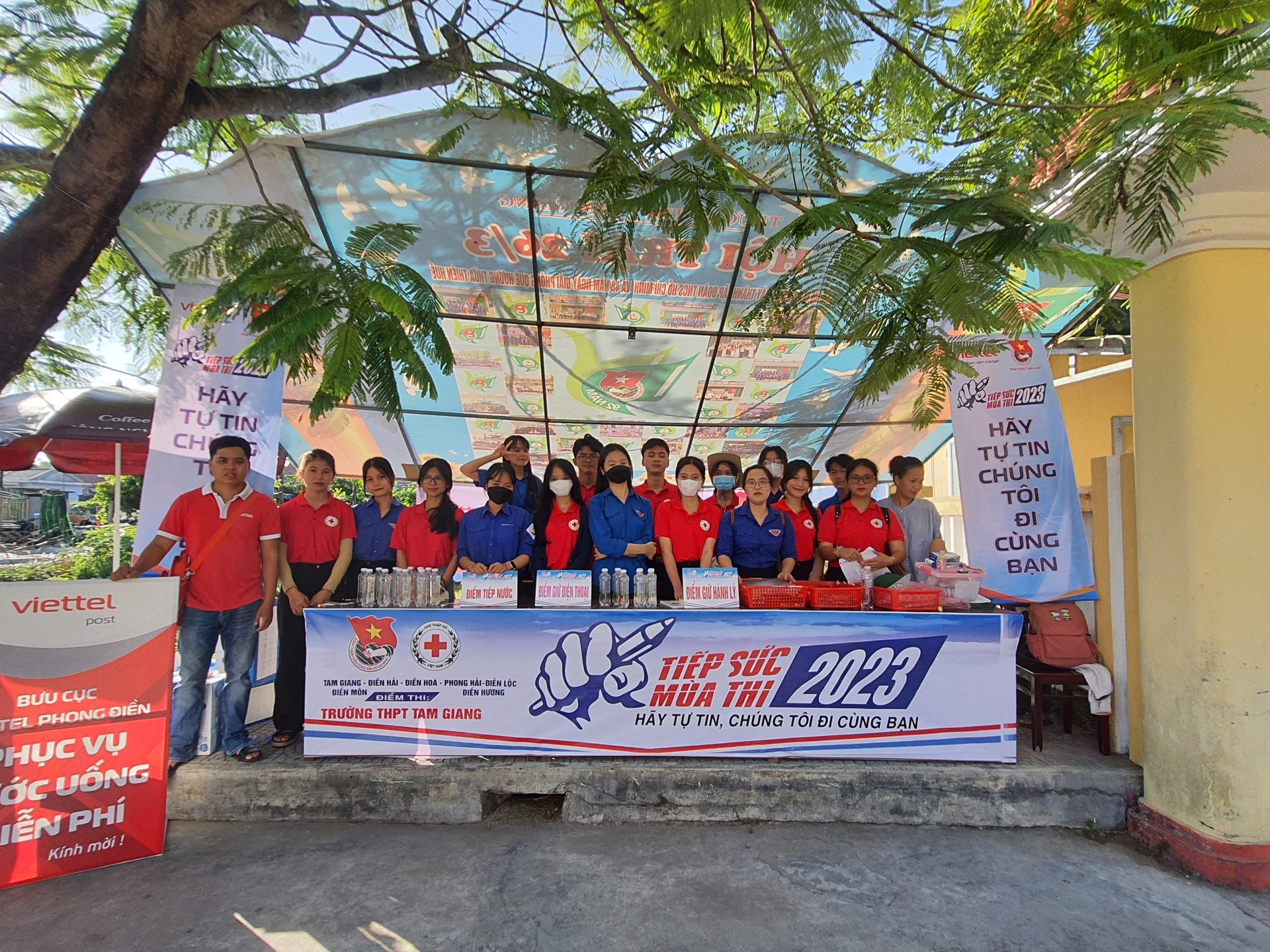 Các tình nguyện viên của Chương trình Tiếp sức mùa thi tại điểm thi Trường THPT Tam Giang, huyện Quảng Diền. Ảnh: CĐ.