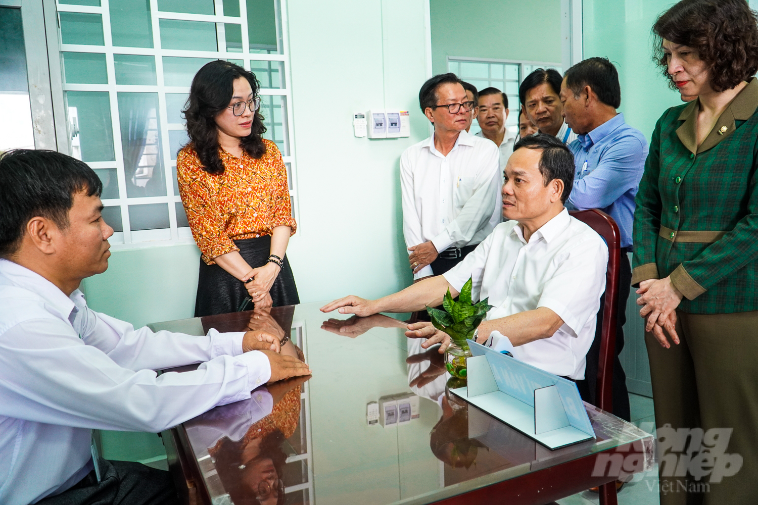 Phó Thủ tướng Trần Lưu Quang tìm hiểu hoạt động điều trị Methadone tại Trung tâm y tế TP. Ngã Bảy, tỉnh Hậu Giang. Ảnh: Kim Anh.