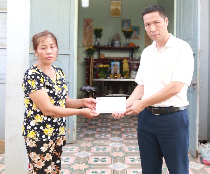 Ông Nguyễn Chiến Thắng - Trưởng Phòng Giám định Bồi thường Bảo hiểm Agribank trao tiền hỗ trợ mai táng phí cho gia đình nạn nhân.