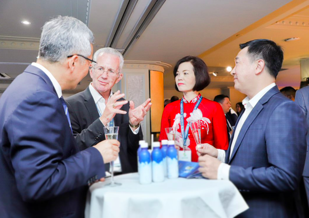 Mr. Richard Hall, Chairman of the Global Dairy Congress (second from the left), discussing with participating businesses and organizations. Photo: Duc Trung.