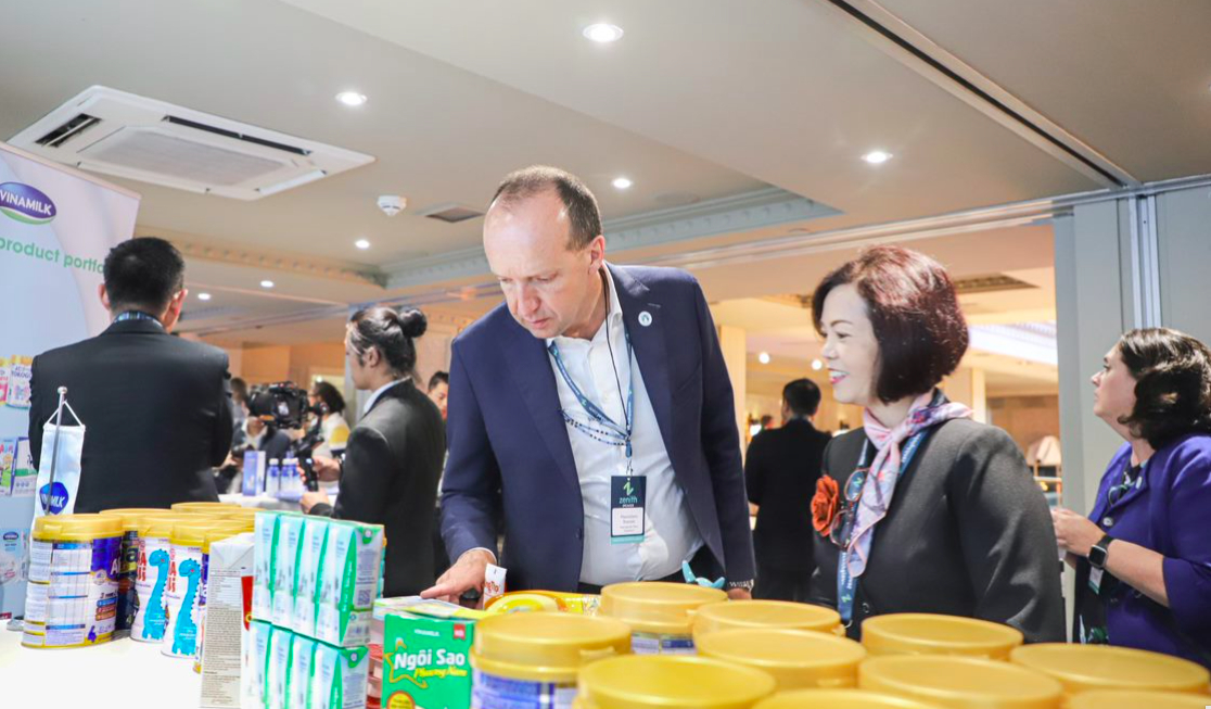 The President of the International Milk Federation (IDF) learning about Vinamilk's baby formula products on the sidelines of the Congress. Photo: Duc Trung.