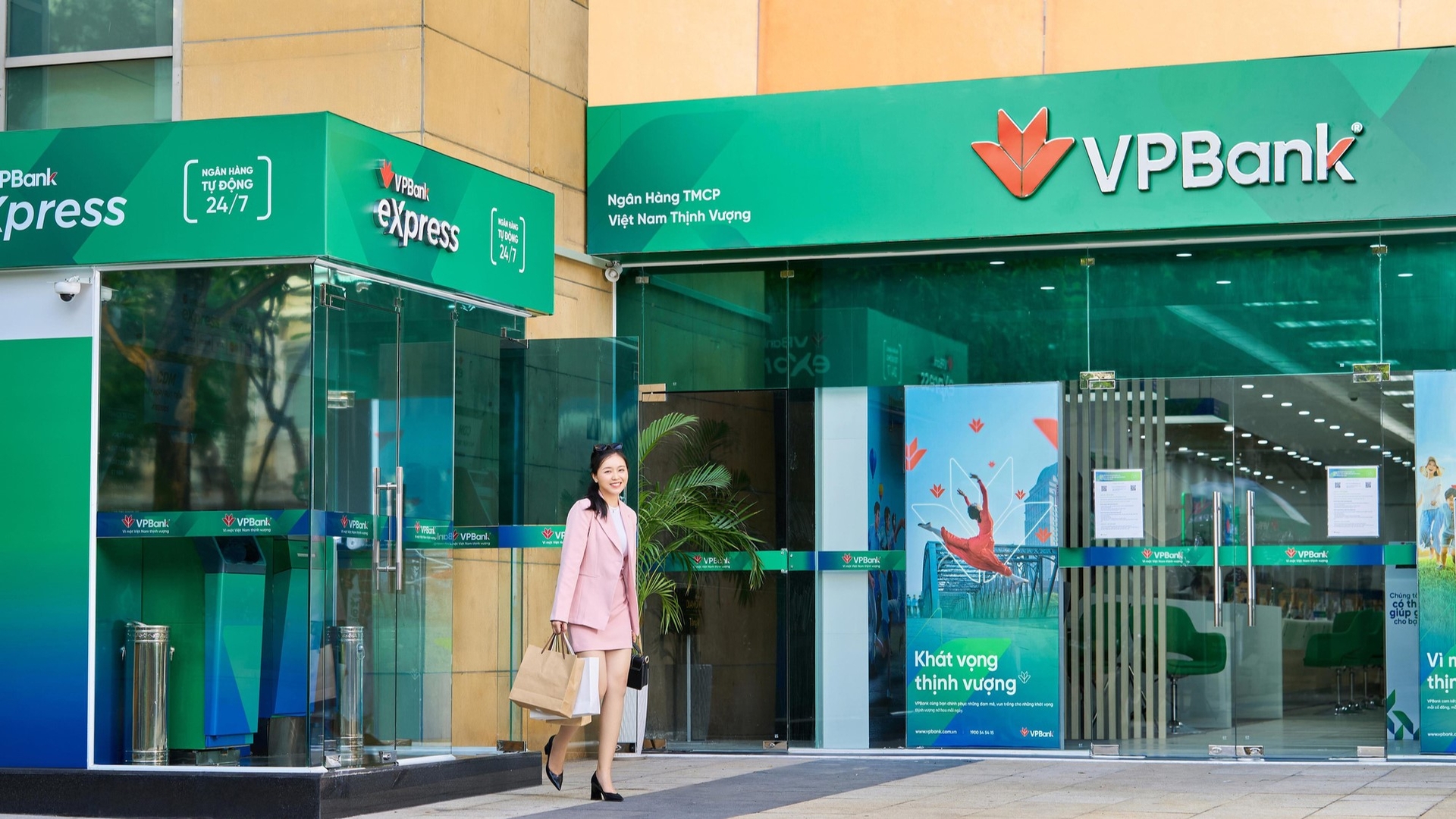 Khi mở thẻ tín dụng tại VPBank, doanh nghiệp còn thường xuyên được hưởng ưu đãi từ ngân hàng như miễn phí thường niên, tích lũy giao dịch. 