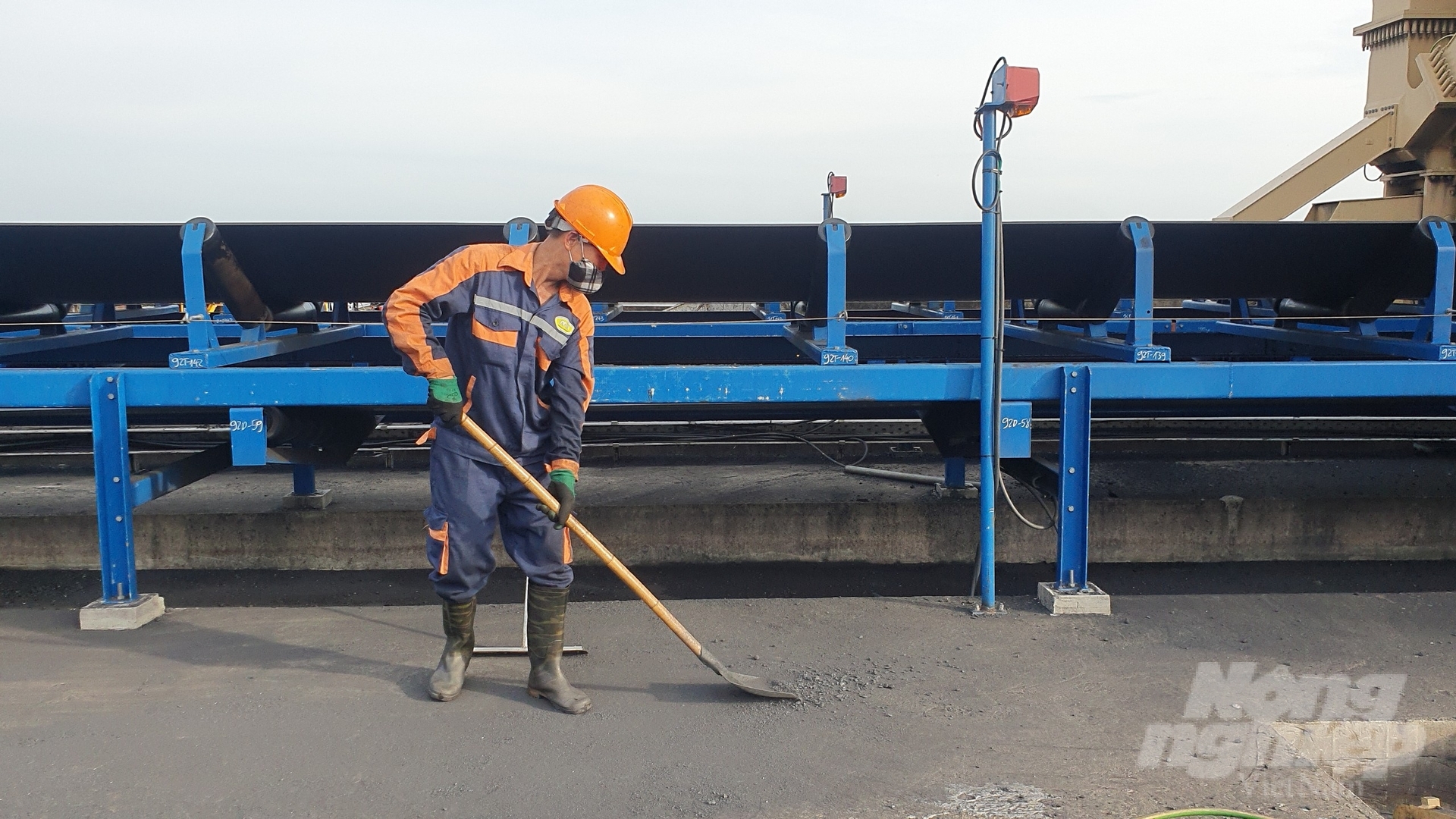 Công nhân dọn than rơi vãi tại khu vực cảng tiếp nhận nhiên liệu NMNĐ Thái Bình 2. Ảnh: Kiên Trung.