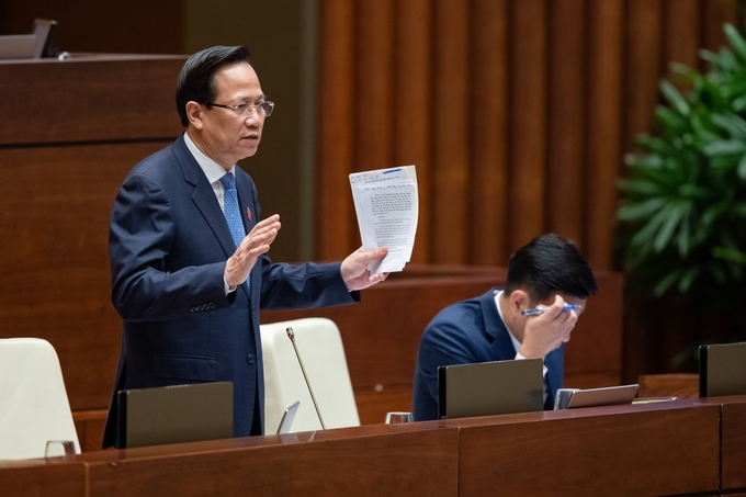 Bộ trưởng Bộ LĐ-TBXH Đào Ngọc Dung trả lời chất vấn của đại biểu Quốc hội tại phiên chất vấn kỳ họp thứ 5, Quốc hội khóa XV. Ảnh: Quochoi.vn