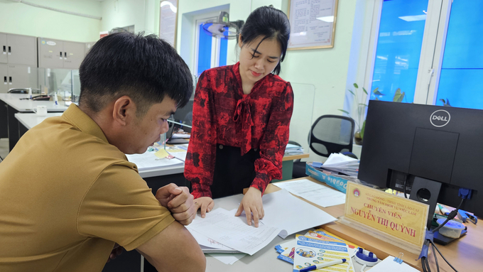 Cán bộ Trung tâm Dịch vụ việc làm Lào Cai tư vấn, hướng dẫn người lao động làm bảo hiểm thất nghiệp. Ảnh: Hải Đăng.