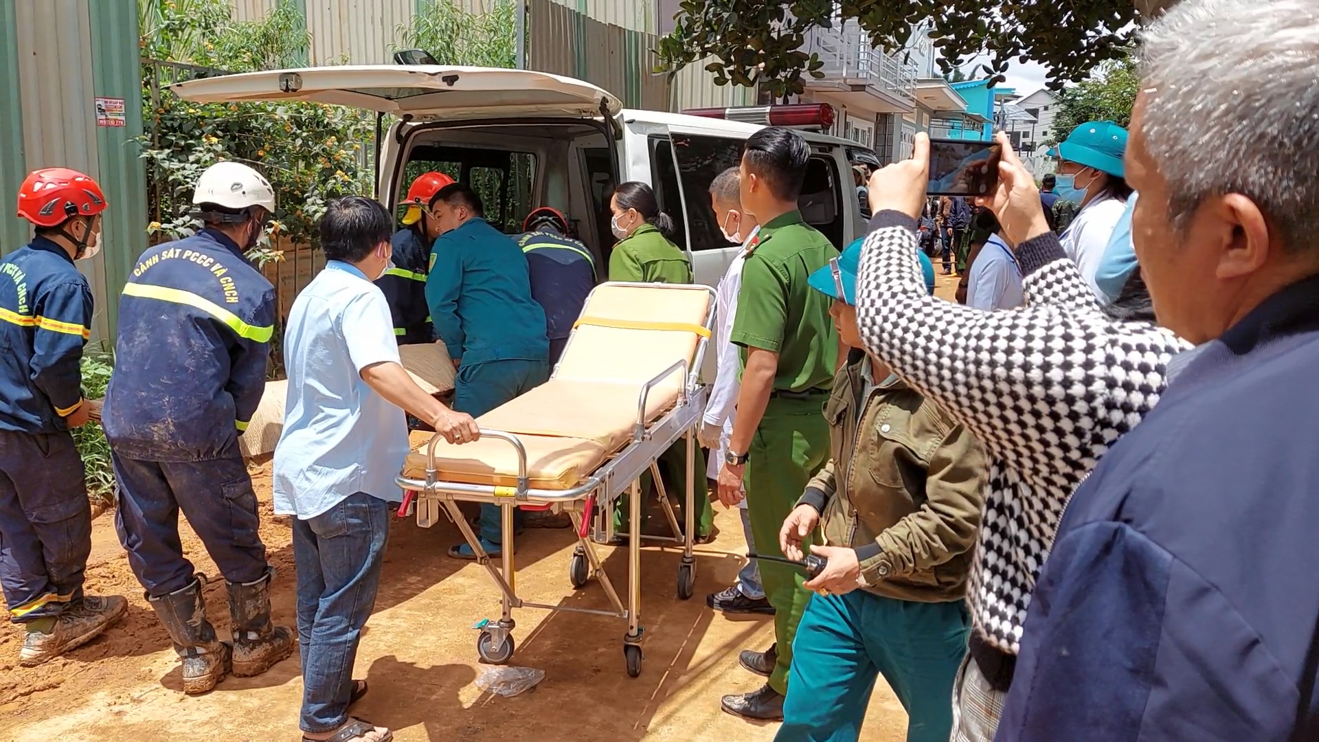 Sau nhiều giờ đào bới các đống đổ nát vụ sạt lở ở Đà Lạt, lực lượng chức năng Lâm Đồng đã tìm thấy thi thể 2 nạn nhân và tổ chức đưa ra ngoài. Ảnh: G.N.