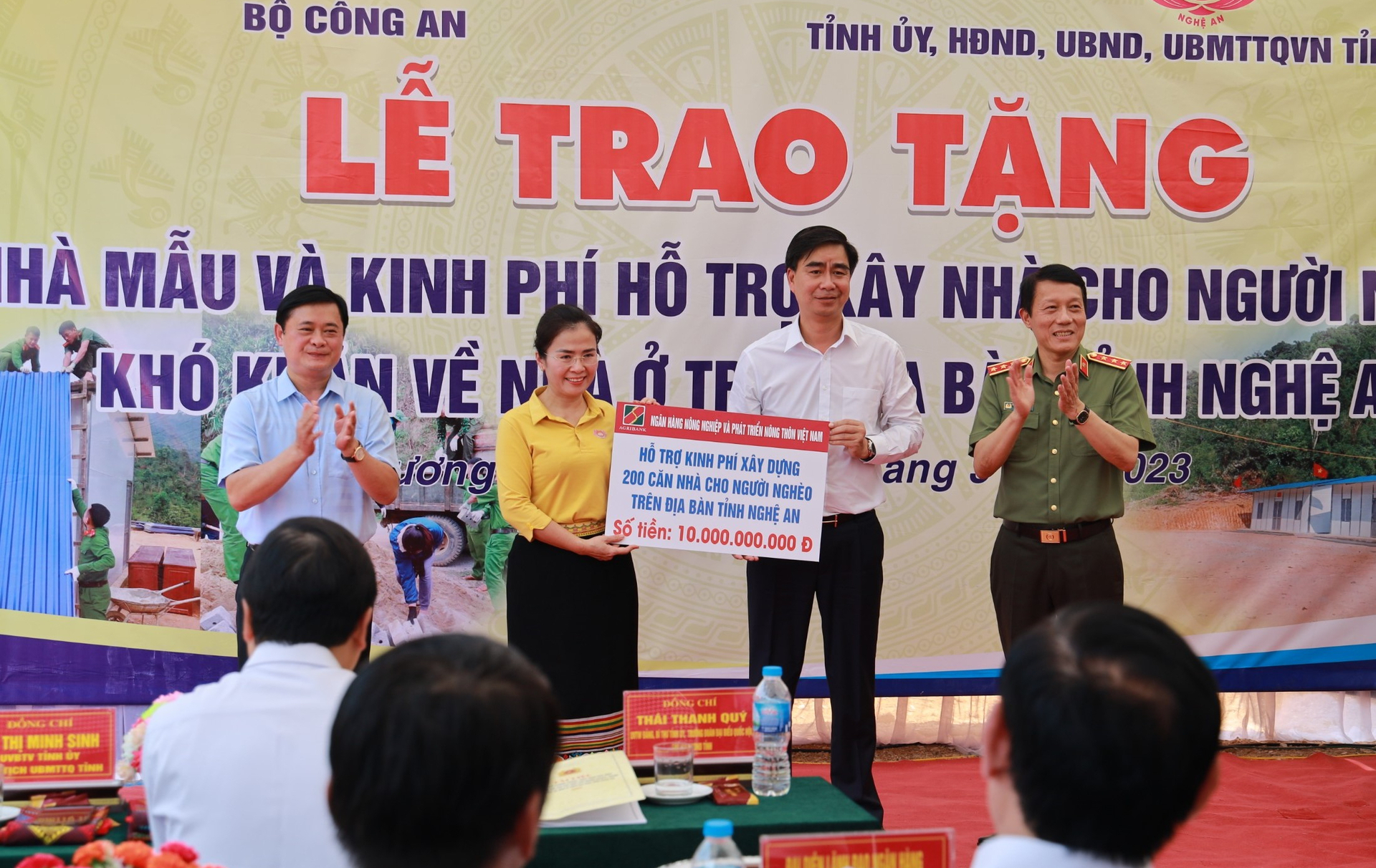 Ông Lê Xuân Trung, Thành viên HĐTV Agribank trao ủng hộ 10 tỷ đồng để xây dựng 200 ngôi nhà Đại đoàn kết tại tỉnh Nghệ An.