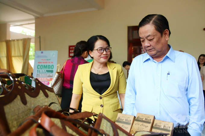 Minister of Agriculture and Rural Development Le Minh Hoan visits the agricultural production pavilion at the 2023 Vietnam agricultural development forum in Long An Province. Photo: Le Hoang Vu.