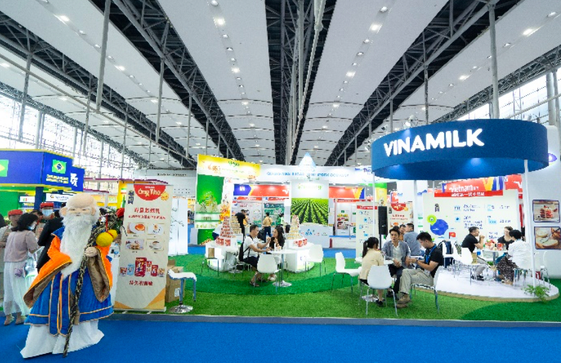 Với quy mô lớn và thiết kế độc đáo, gian hàng của Vinamilk nổi bật và thu hút chỉ tập trung vào một dòng sản phẩm duy nhất là sữa đặc Ông Thọ. Ảnh: Đức Trung.