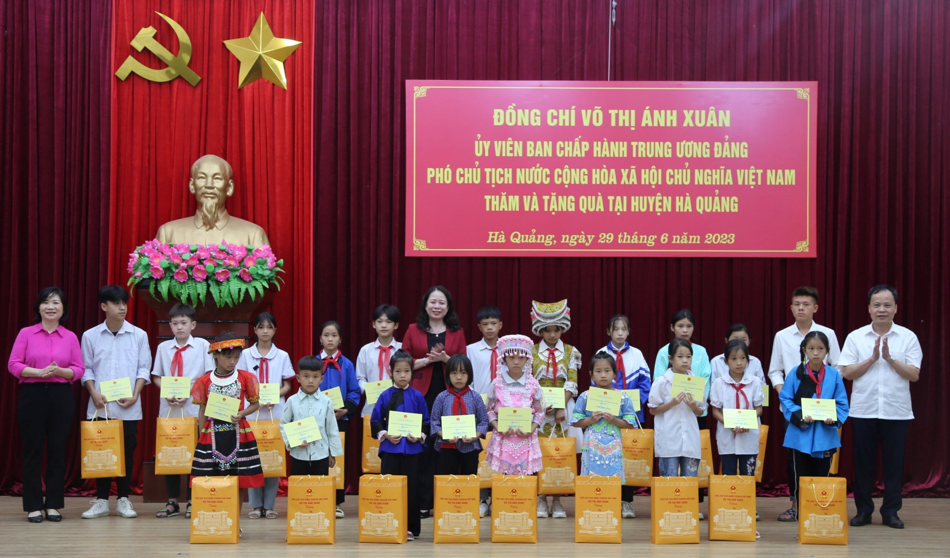 Phó Chủ tịch nước tặng quà cho học sinh có hoàn cảnh khó khăn tại huyện Hà Quảng. Ảnh: CTV.