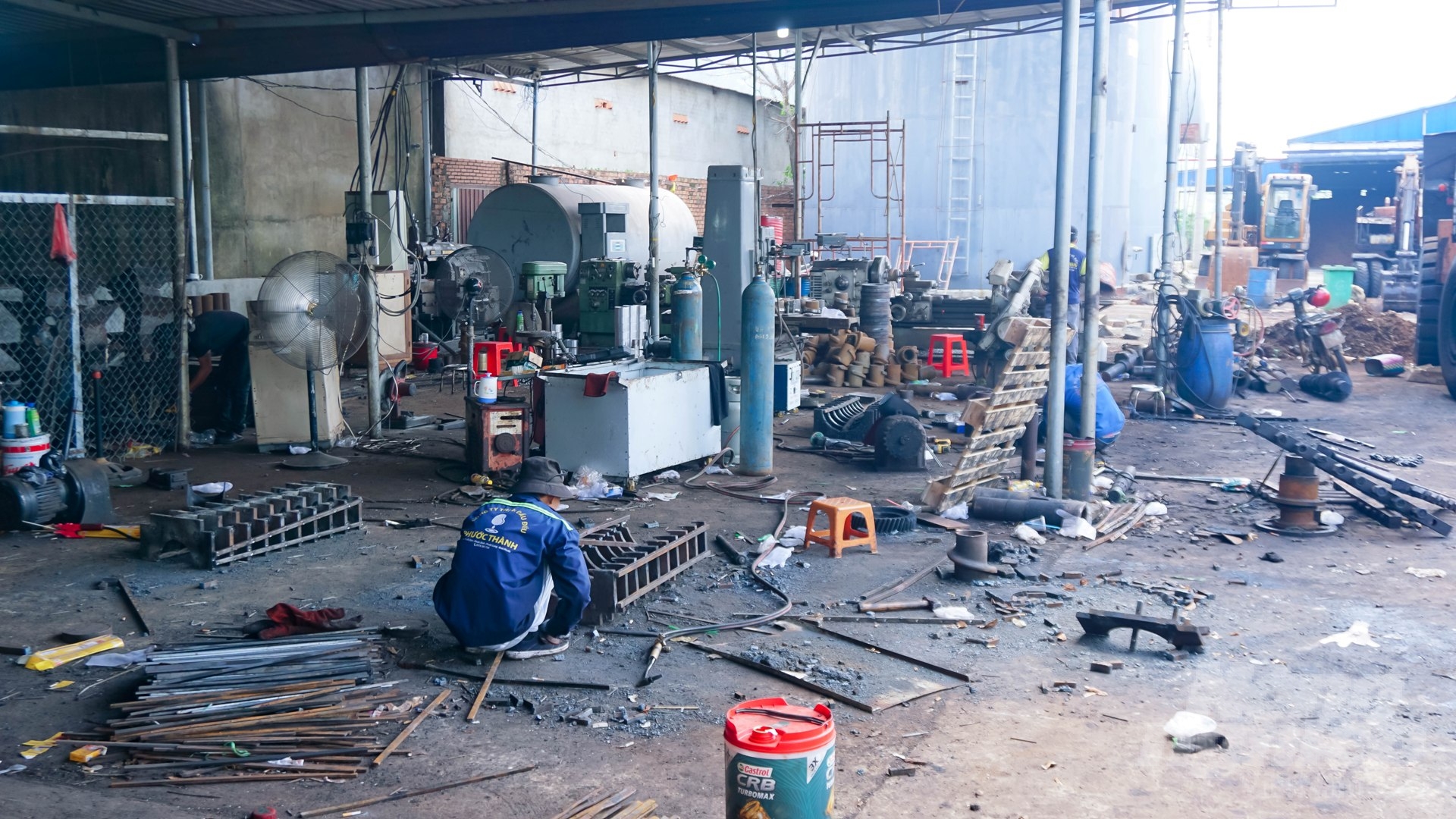 'Necessity is the mother of invention', many business owners are making their own machines to turn cashew shells into 'pure gold'. Photo: Le Binh.