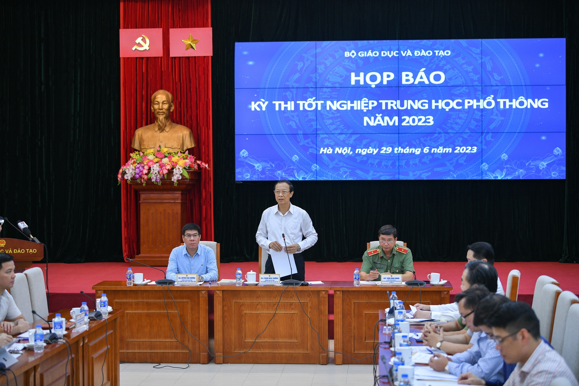 Thứ trưởng Bộ GD-ĐT Phạm Ngọc Thưởng, Trưởng Ban Chỉ đạo cấp quốc gia kỳ thi tốt nghiệp THPT năm 2023 chủ trì cuộc họp.