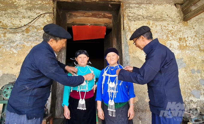 Gia đình 5 thế hệ làm nghề chạm bạc ở bản Lao Xa (xã Sủng Là, Đồng Văn). Ảnh: Đào Thanh.