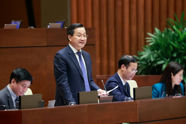 Phó Thủ tướng Chính phủ Lê Minh Khái tại phiên chất vấn kỳ họp thứ 5, Quốc hội khóa XV. Ảnh: Quochoi.vn