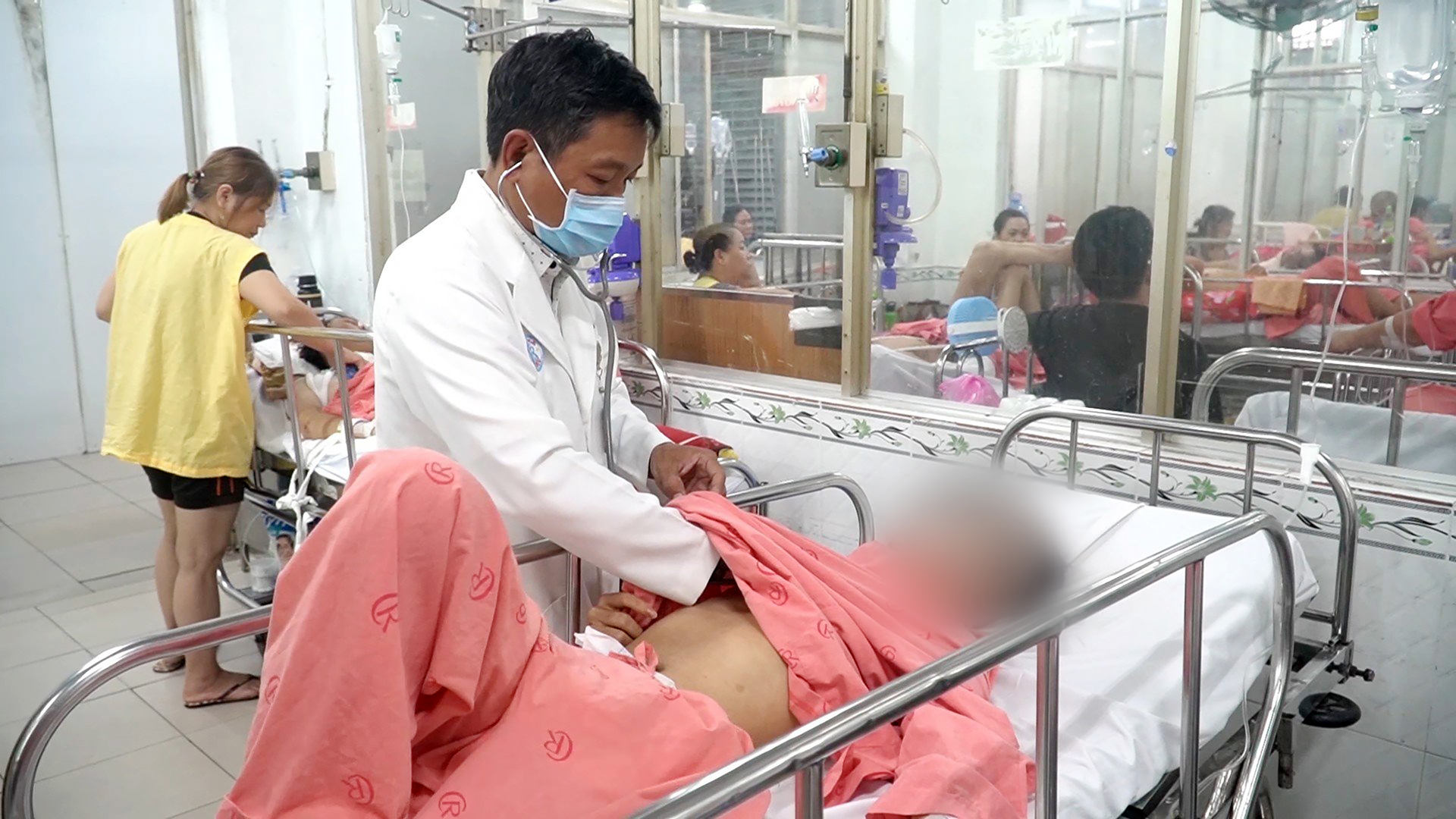 Bác sĩ chuyên khoa 1 Trần Minh Vinh, Khoa Chấn thương sọ não, Bệnh viện Chợ Rẫy thăm khám cho thí sinh bị tai nạn giao thông. Ảnh: BVCC.