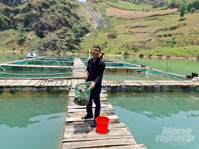 Lương Văn Hùng, chàng trai người Nùng ở Khâu Vai quyết tâm làm giàu để giúp bà con bản làng thoát nghèo. Ảnh: Đào Thanh.