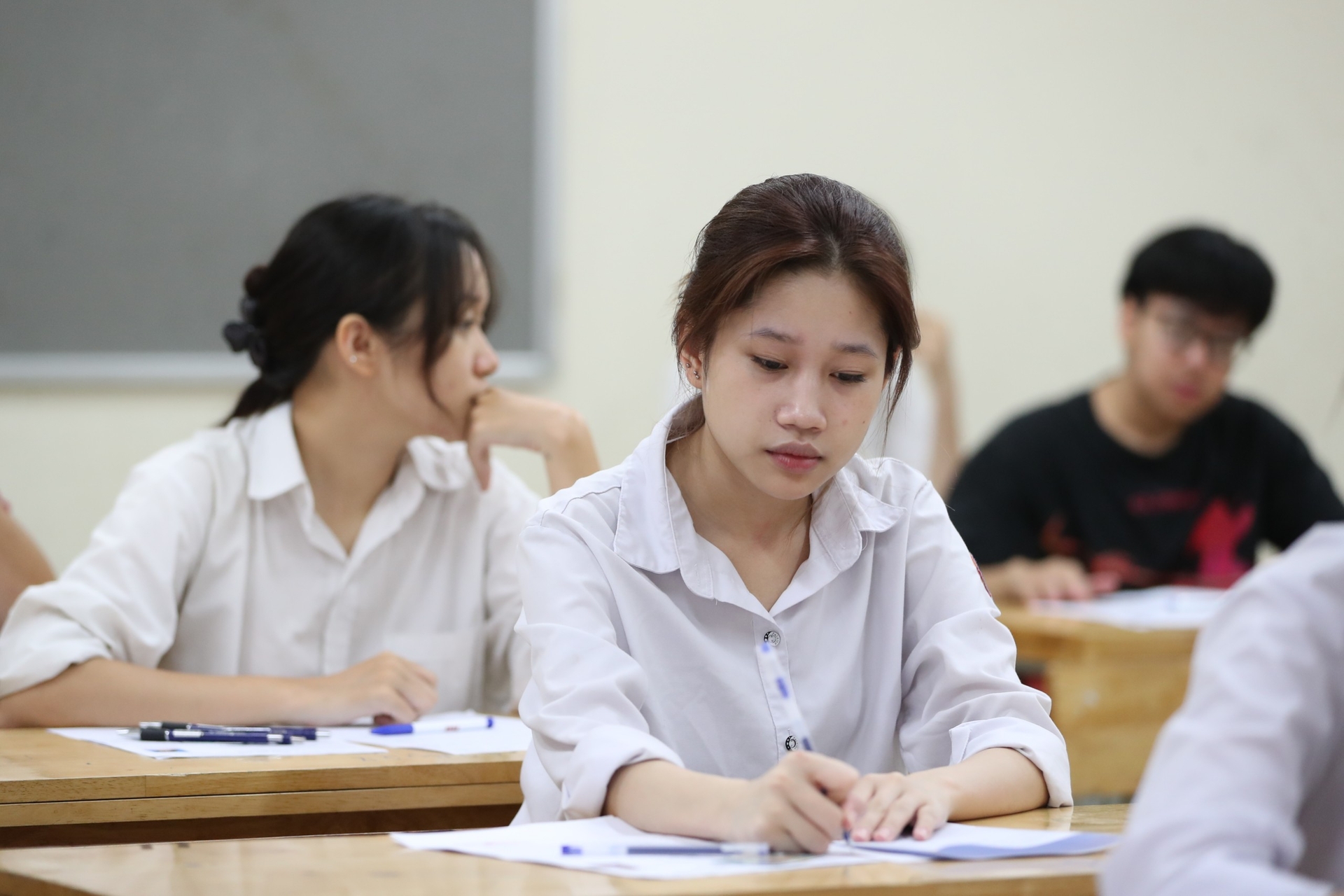 Thí sinh bước vào ngày thi thứ 2 của kỳ thi tốt nghiệp THPT với 2 bài thi tổ hợp KHTN và KHXH. Ảnh: Quang Phúc.