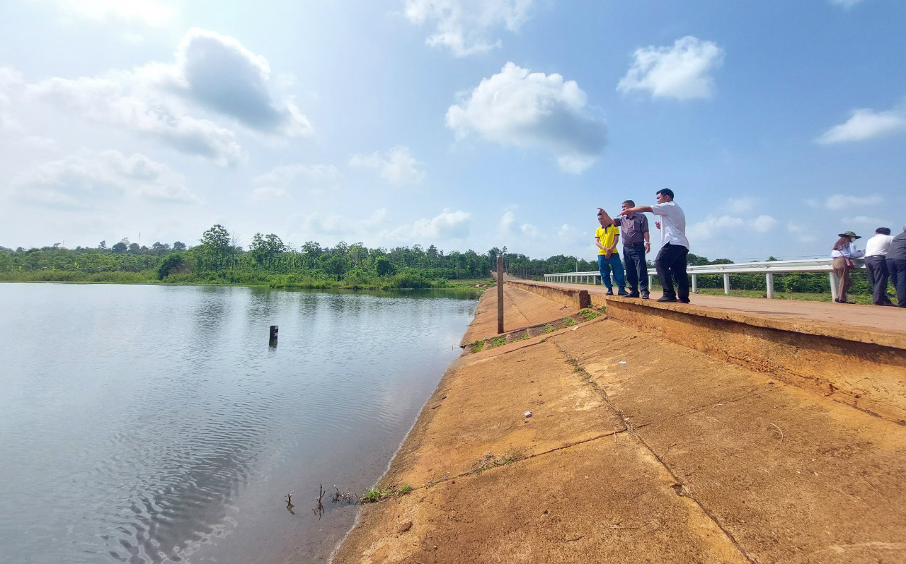 Hồ chứa nước Ea M’Drang có diện tích mặt nước gần 10ha bỏ trống lâu nay gây lãng phí. Ảnh: Quang Yên.