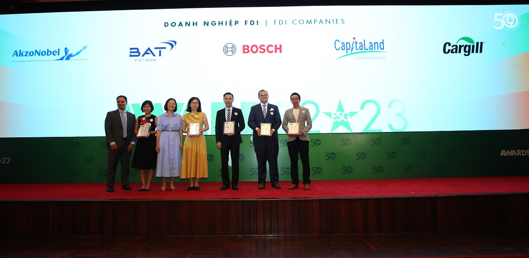 Ông Nguyễn Bá Luân (thứ ba từ phải sang), Trưởng Đại diện Tập đoàn Cargill tại Việt Nam, tại lễ trao giải TOP50 CSA 2023.