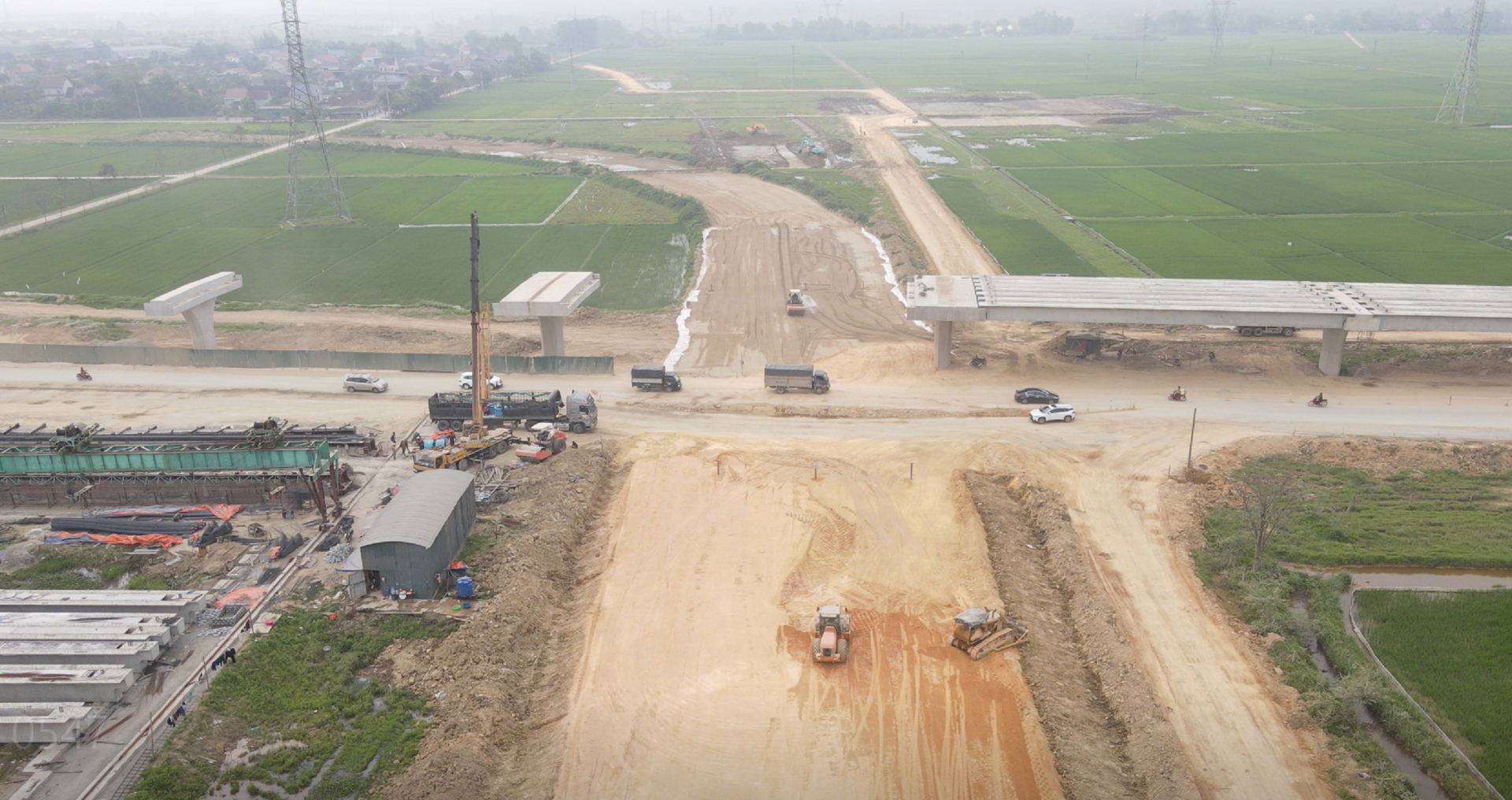 Theo tiến độ tỉnh Hà Tĩnh giao, trong ngày hôm nay (30/6) huyện Can Lộc phải bàn giao mặt bằng sạch cho đơn vị thi công thực hiện dự án. Ảnh: Gia Hưng.