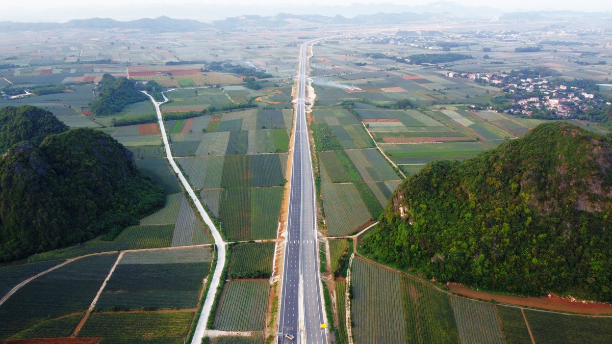 Nút giao Mai Sơn (Ninh Bình) là điểm khởi đầu của tuyến cao tốc Mai Sơn - Quốc lộ 45 dài 63 km nối hai tỉnh Ninh Bình với Thanh Hóa. Ảnh: Đặng Trung.