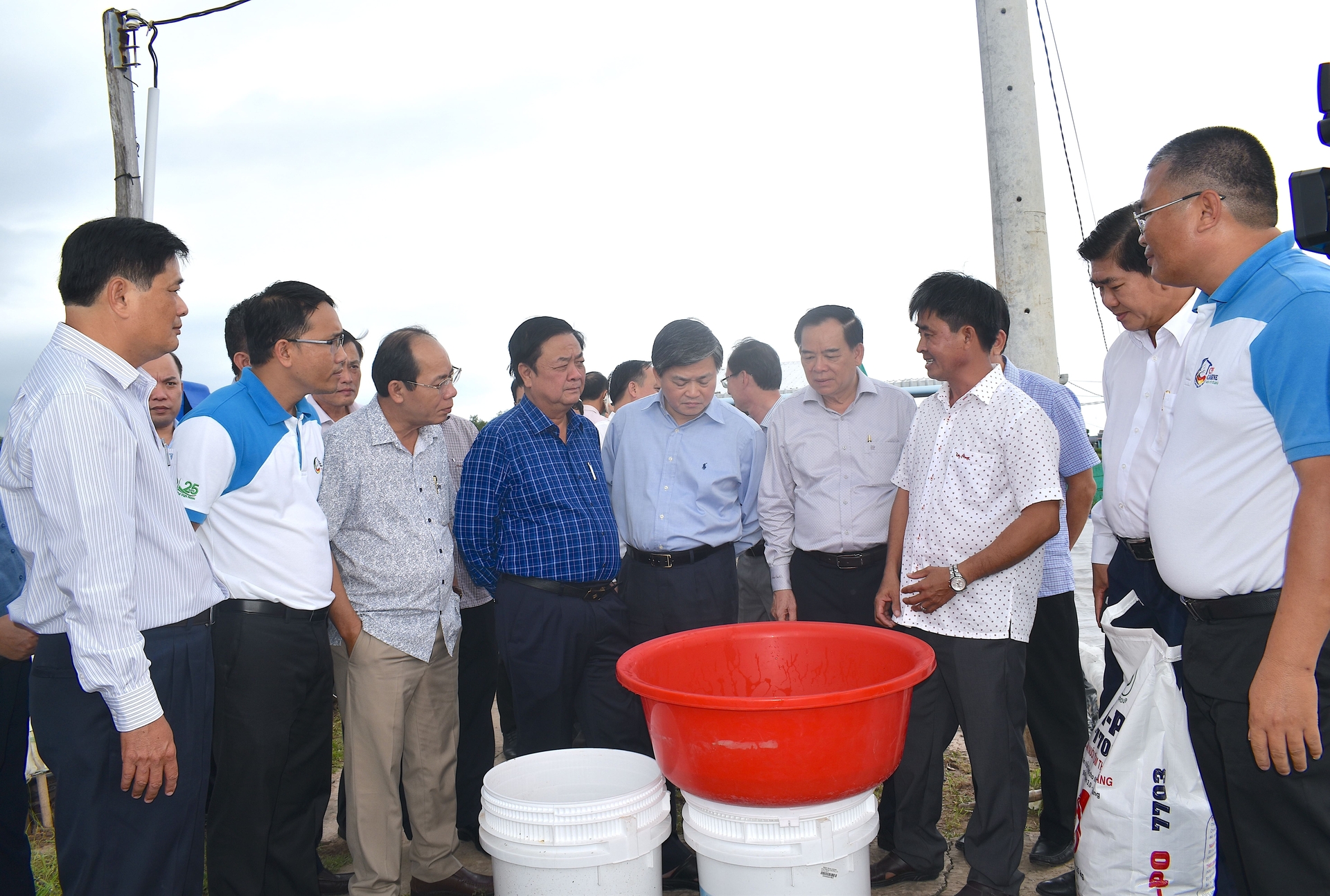 Lãnh đạo Bộ NN-PTNT và Tỉnh uỷ, UBND tỉnh Bến Tre tham quan mô hình sản xuất tôm công nghệ cao của nông dân Bến Tre. Ảnh: Kiều Nhi.