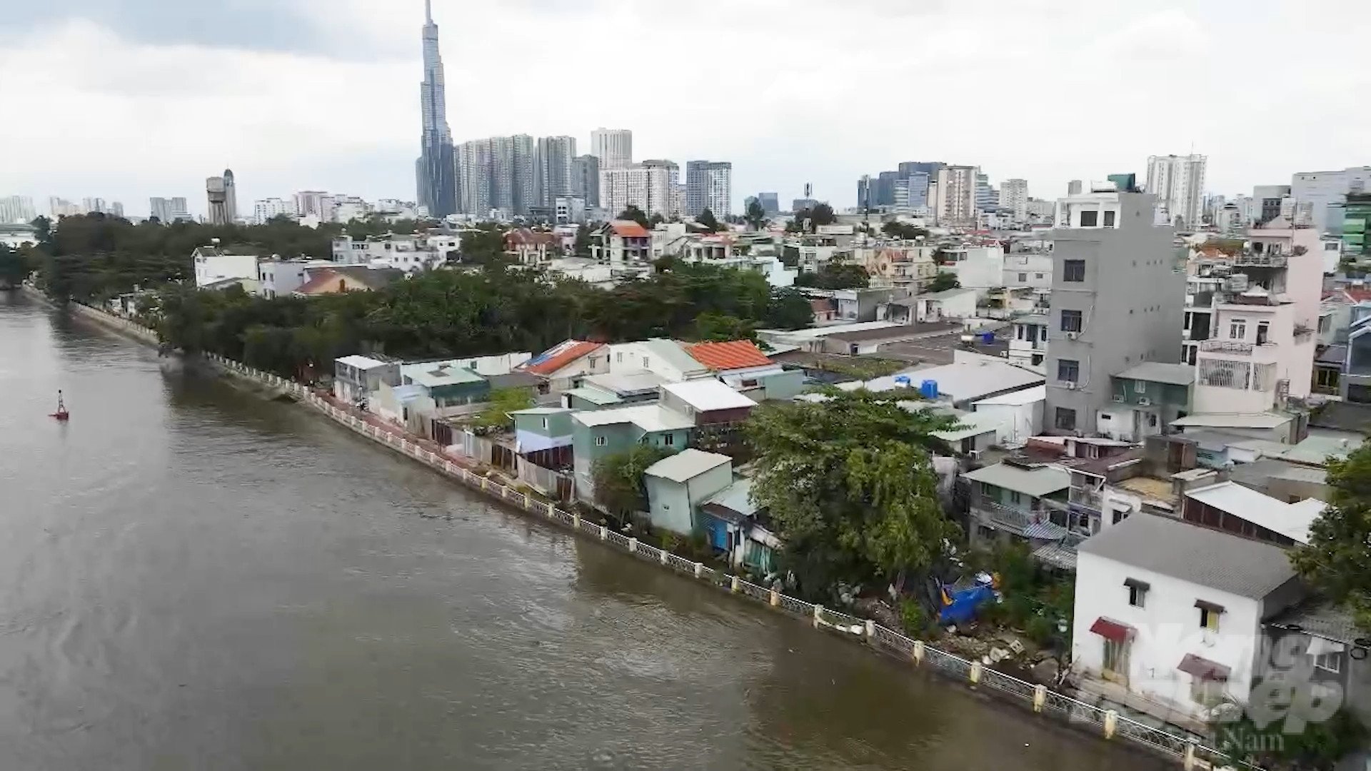 Khu vực kênh Thanh Đa xảy ra sạt lở nằm ở đoạn chân cầu Kênh, thuộc phường 25, quận Bình Thạnh. Ảnh: Lê Bình.