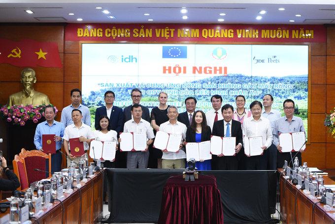 A Memorandum of Understanding on developing the coffee industry to reduce emissions, causing no deforestation or forest degradation and ensuring livelihoods for farmers was signed at the conference. Photo: Tung Dinh.