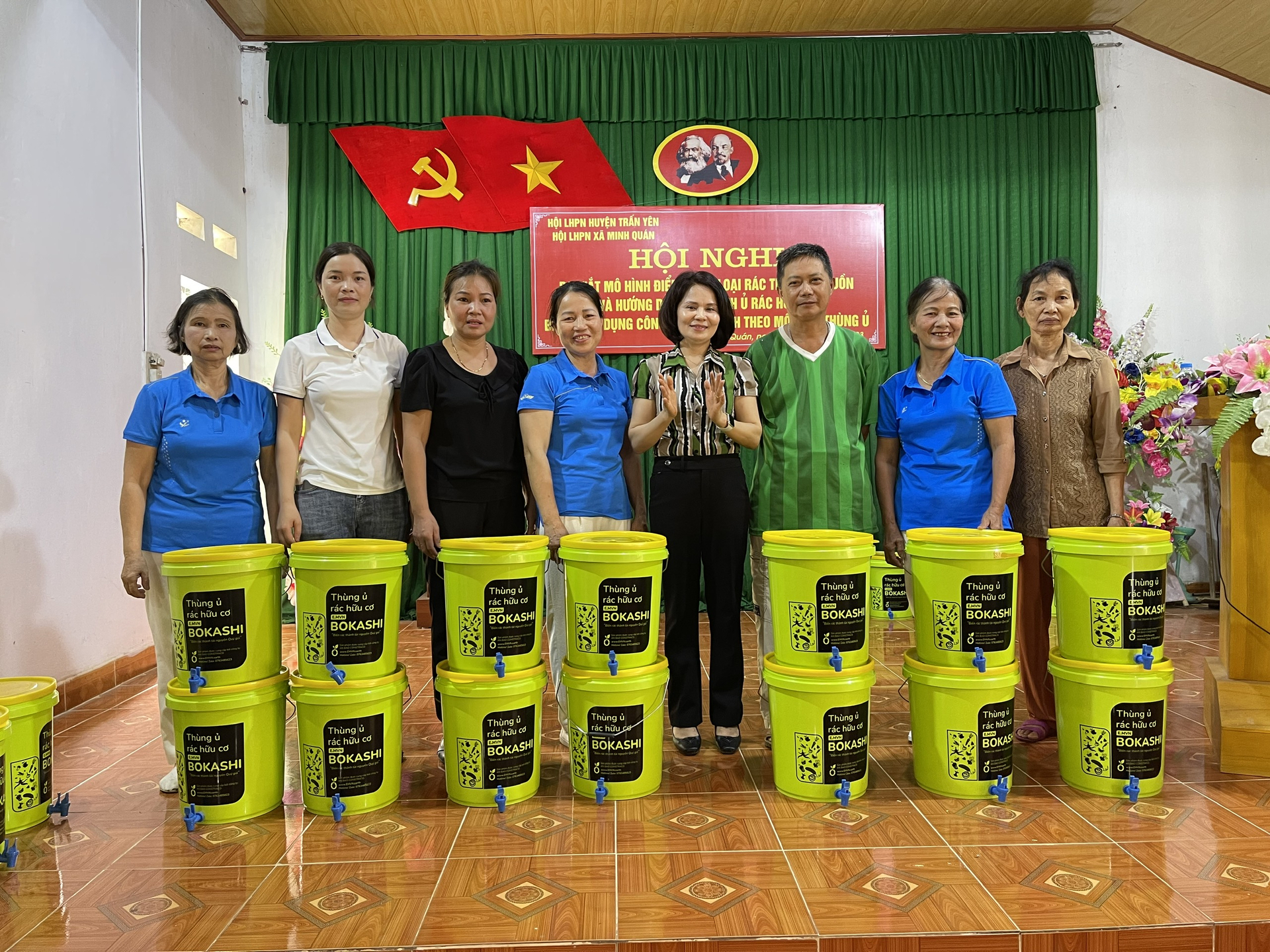 Hội Liên hiệp Phụ nữ huyện Trấn Yên tặng thùng ủ rác hữu cơ cho người dân xã Minh Quán. Ảnh: Thanh Tiến.