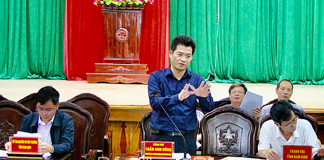 Phó Chủ tịch Thường trực UBND tỉnh Nam Định Trần Anh Dũng trao đổi với người dân tại cuộc đối thoại ngày 14/4/2023. Ảnh: Báo Nam Định.